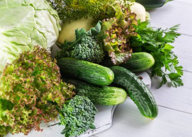 Tahta masada taze yeşil sebzeler..