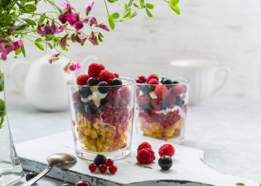 Kek, ahududu, üzümlü, kirazlı ve dondurmalı tatlı..