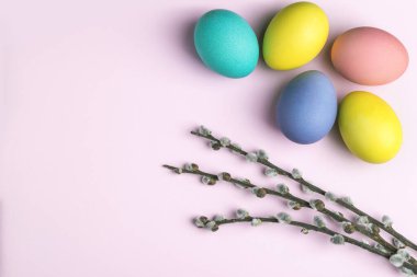 Fotokopi alanı olan beyaz bir arkaplanda paskalya yumurtaları.