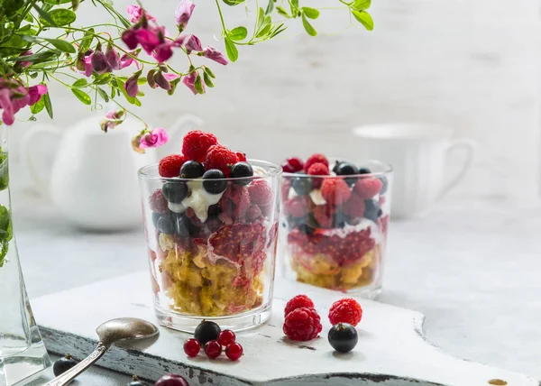 Postre Con Una Magdalena Frambuesas Grosellas Cerezas Helado Vaso —  Fotos de Stock