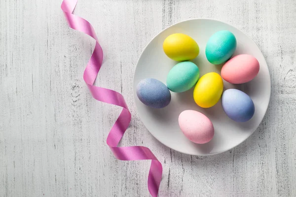 Szczęśliwej Wielkanocy Tradycyjne Kolorowe Jajka Drewnianym Tle Przestrzeń Kopiowania — Zdjęcie stockowe