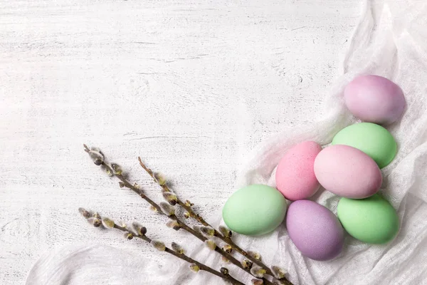 Feliz Pascua Huevos Colores Tradicionales Sobre Fondo Madera Copiar Espacio — Foto de Stock