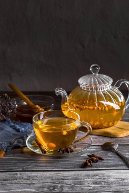 Tahta bir masada çaydanlıkta sıcak deniz dikenli çay..