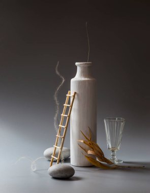 Tüylü ot ve taşlarla modern hayat.