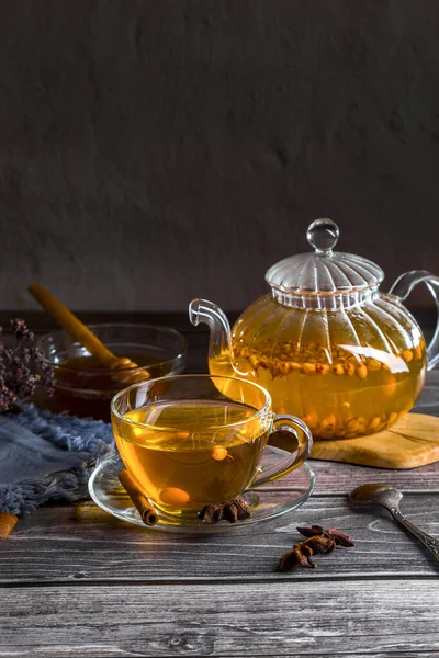 Hete Duindoorn Thee Een Theepot Een Houten Tafel — Stockfoto