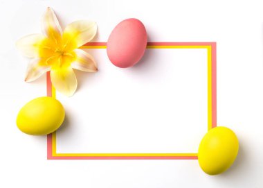 Fotokopi alanı olan beyaz bir arkaplanda paskalya yumurtaları.