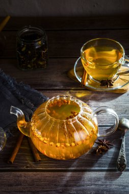 Tahta bir masada çaydanlıkta sıcak deniz dikenli çay..