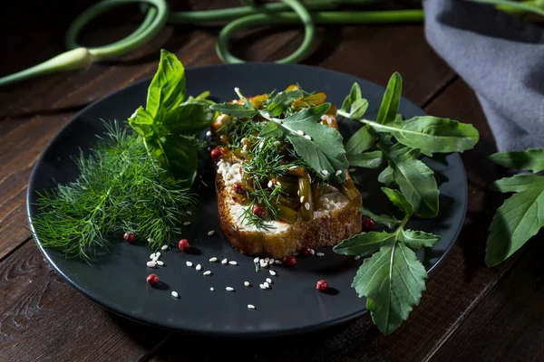 Toast Met Kwark Gebakken Knoflookpijlen Kruiden Een Donkere Achtergrond — Stockfoto