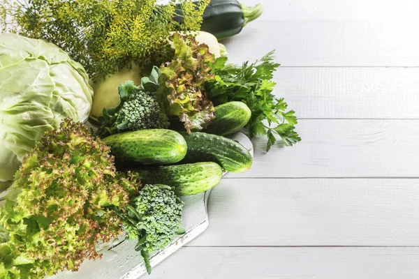 Verse Groene Groenten Een Houten Tafel — Stockfoto