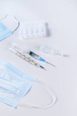 Şırıngalı, yüz maskeli, Covid-19 Coronavirus aşısı. Kopyalama alanı ile modelleme. 