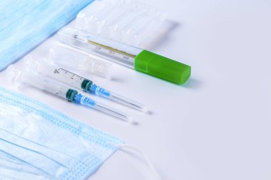 Şırıngalı, yüz maskeli, Covid-19 Coronavirus aşısı. Kopyalama alanı ile modelleme. 