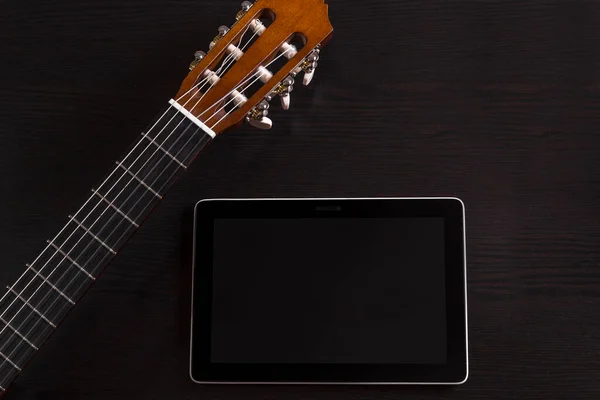Concept of online course of learning to play the guitar.