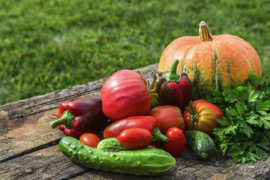 Balkabağı ve sebzeler eski ahşap bir masada. Boşluğu kopyala. 