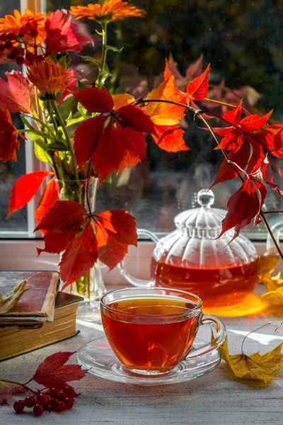 Una Taza Alféizar Madera Con Ramo Hojas Otoño Sobre Fondo — Foto de Stock