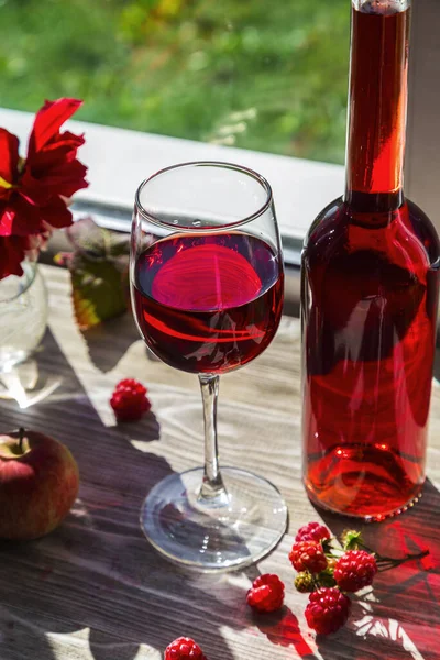 Eine Flasche Himbeerwein Und Ein Weinglas Auf Einer Hölzernen Fensterbank — Stockfoto