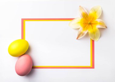 Fotokopi alanı olan beyaz bir arkaplanda paskalya yumurtaları.