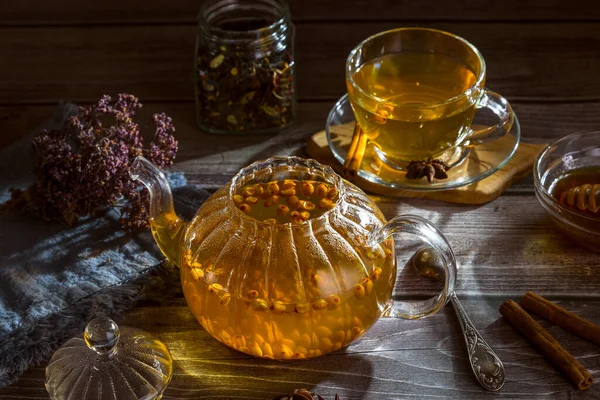 Hete Duindoorn Thee Een Theepot Een Houten Tafel — Stockfoto