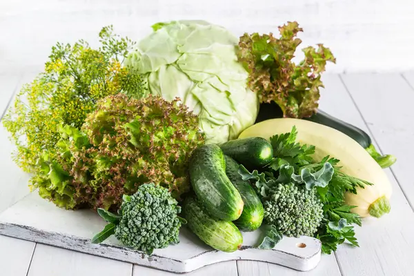 Verse Groene Groenten Een Houten Tafel — Stockfoto