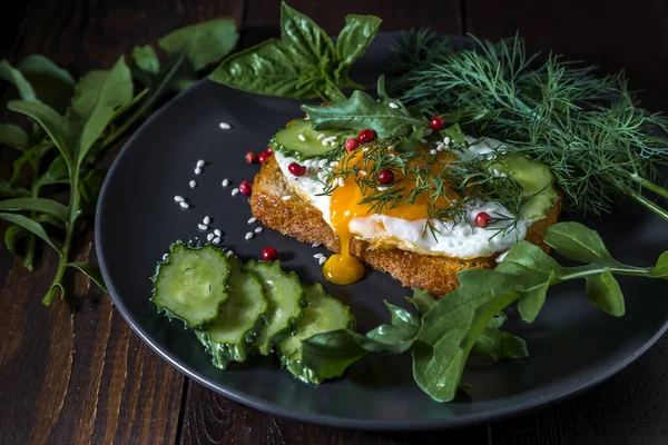 Toast Met Komkommer Kruiden Een Donkere Achtergrond — Stockfoto