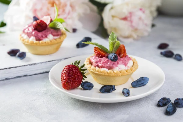 Tartlets Cottage Cheese Berry Yogurt Strawberries Honeysuckle — Stock Photo, Image