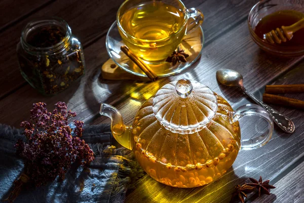 Hete Duindoorn Thee Een Theepot Een Houten Tafel — Stockfoto