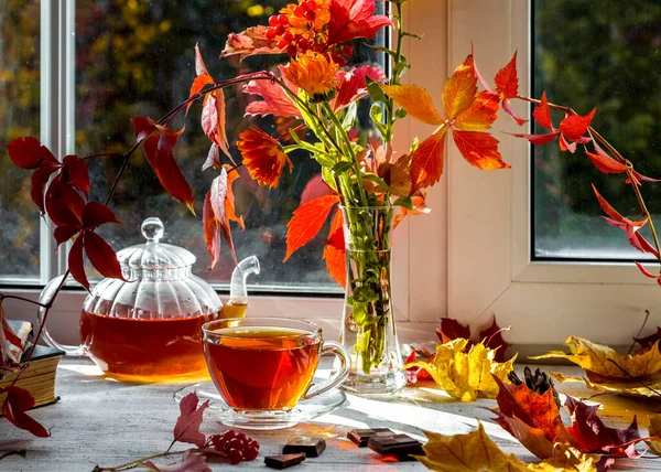 Una Taza Alféizar Madera Con Ramo Hojas Otoño Sobre Fondo — Foto de Stock