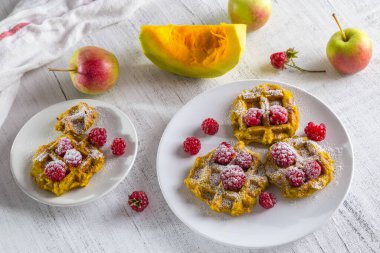 Hafif arka planda ahududulu ev yapımı balkabaklı waffle..