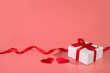 Kırmızı kalpli ve hediyeli sevgililer günü geçmişi. Boşluğu kopyala.