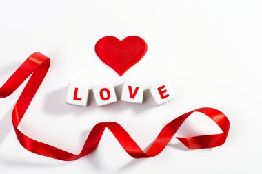 Kırmızı kalpli sevgililer günü geçmişi. Boşluğu kopyala.