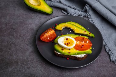 Bir sandviçle resim.