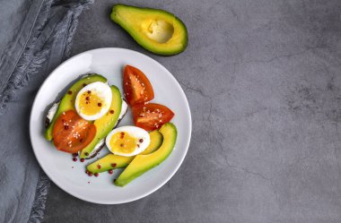 Peynirli tost, avokado, haşlanmış yumurta ve domates. Boşluğu kopyala.