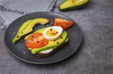 Peynirli tost, avokado, haşlanmış yumurta ve domates. Boşluğu kopyala.