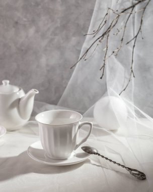 Hafif arka planda beyaz tabaklarla dolu bir hayat.