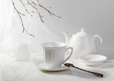 Hafif arka planda beyaz tabaklarla dolu bir hayat.