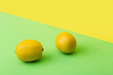 Yeşil ve sarı arka planda meyveler, limon minimalist doku yassı, vegan organik sağlıklı yiyecekler..