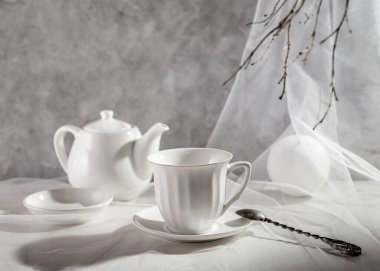 Hafif arka planda beyaz tabaklarla dolu bir hayat. 