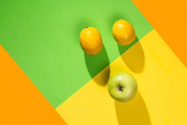 Fruta Sobre Fondo Verde Amarillo Limón Manzana Textura Minimalista Flatlay —  Fotos de Stock