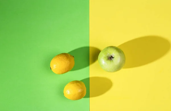 Fruta Sobre Fondo Verde Amarillo Limón Manzana Textura Minimalista Flatlay —  Fotos de Stock