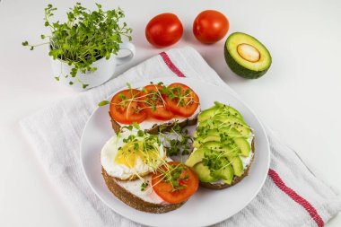 Peynirli tam buğday tostu, domates, avokado ve mikroyeşillik..
