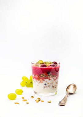 Yoğurtlu puf böreği, vişneli smoothie, ev yapımı granola, kiraz ve üzüm. Sağlıklı kahvaltı ya da atıştırmalık.