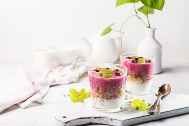 Yoğurtlu puf böreği, vişneli smoothie, ev yapımı granola, kiraz ve üzüm. Sağlıklı kahvaltı ya da atıştırmalık.