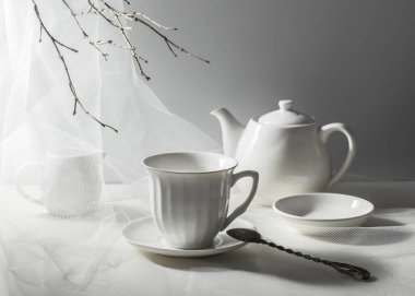 Hafif arka planda beyaz tabaklarla dolu bir hayat. 