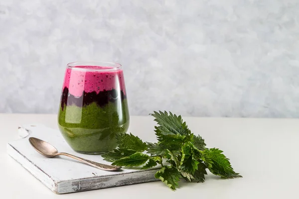 Heerlijk Dessert Met Zwarte Bessen Tussenlaag Brandnetel Bessen Smoothie Het — Stockfoto