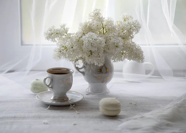 Bouquet Lillà Bianchi Bicchiere Vino Sul Davanzale Della Finestra — Foto Stock