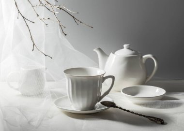 Porselen bir fincanla resim.