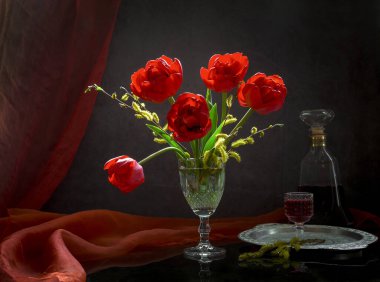 Cam vazoda kırmızı laleler. Bahar hala hayat.