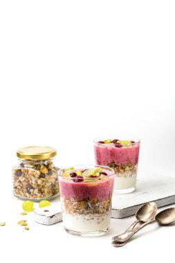 Yoğurtlu puf böreği, vişneli smoothie, ev yapımı granola, kiraz ve üzüm. Sağlıklı kahvaltı ya da atıştırmalık.