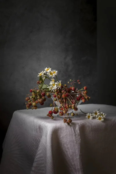 Wilde Beeren Und Gänseblümchen Einer Vase Auf Einem Tisch Mit — Stockfoto