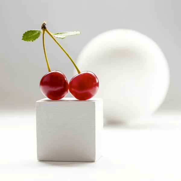 Bodegón Moderno Con Cerezas Cubos Blancos Sobre Fondo Claro —  Fotos de Stock