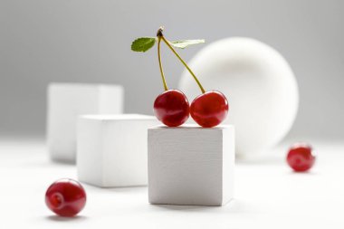 Kirazlı ve beyaz arkaplanlı modern natürmort.